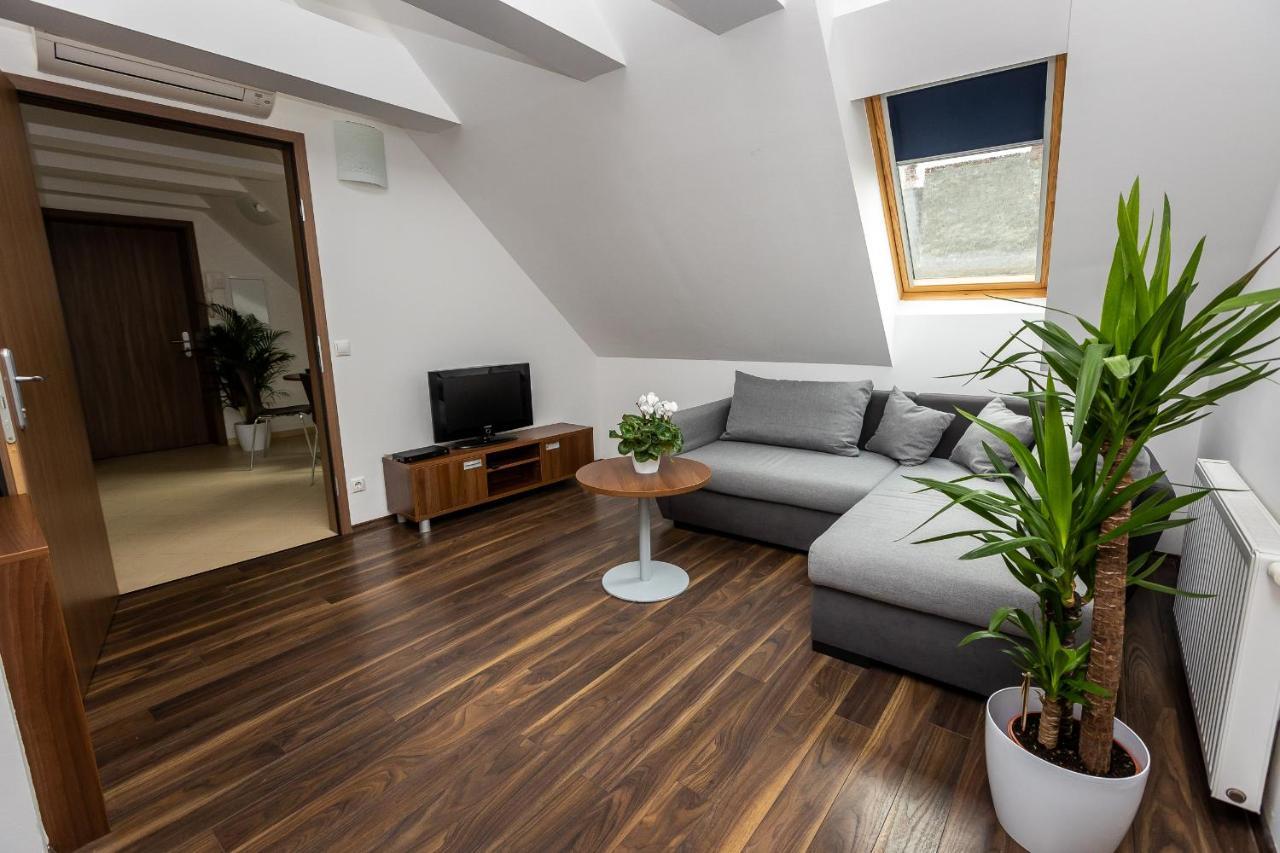 Vinosseum Bor- Es Apartmanhaz Шопрон Экстерьер фото