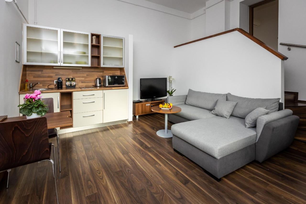 Vinosseum Bor- Es Apartmanhaz Шопрон Экстерьер фото